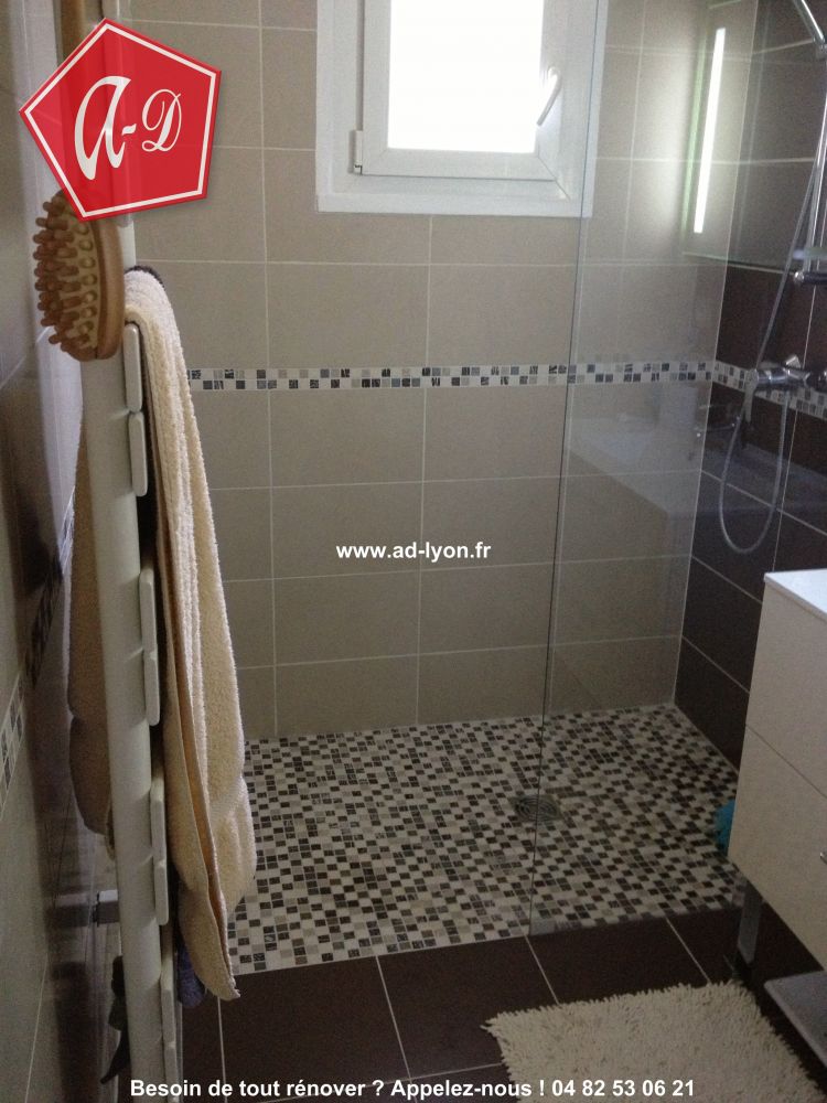 Salle De Bain Petite Surface Avec Baignoire : dans une petite salle de bains de 3 à 5 mètres carrés la douche à … Salle De Bain Petite Surface Avec Baignoire : dans une petite salle de bains de 3 à 5 mètres carrés la douche à …