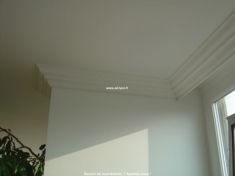 Une installation de corniche au plafond dans un salon sans éclairage Corniche plafond décor