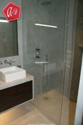 Une douche italienne en béton ciré sur tous les murs Une douche italienne en béton ciré sur tous les murs