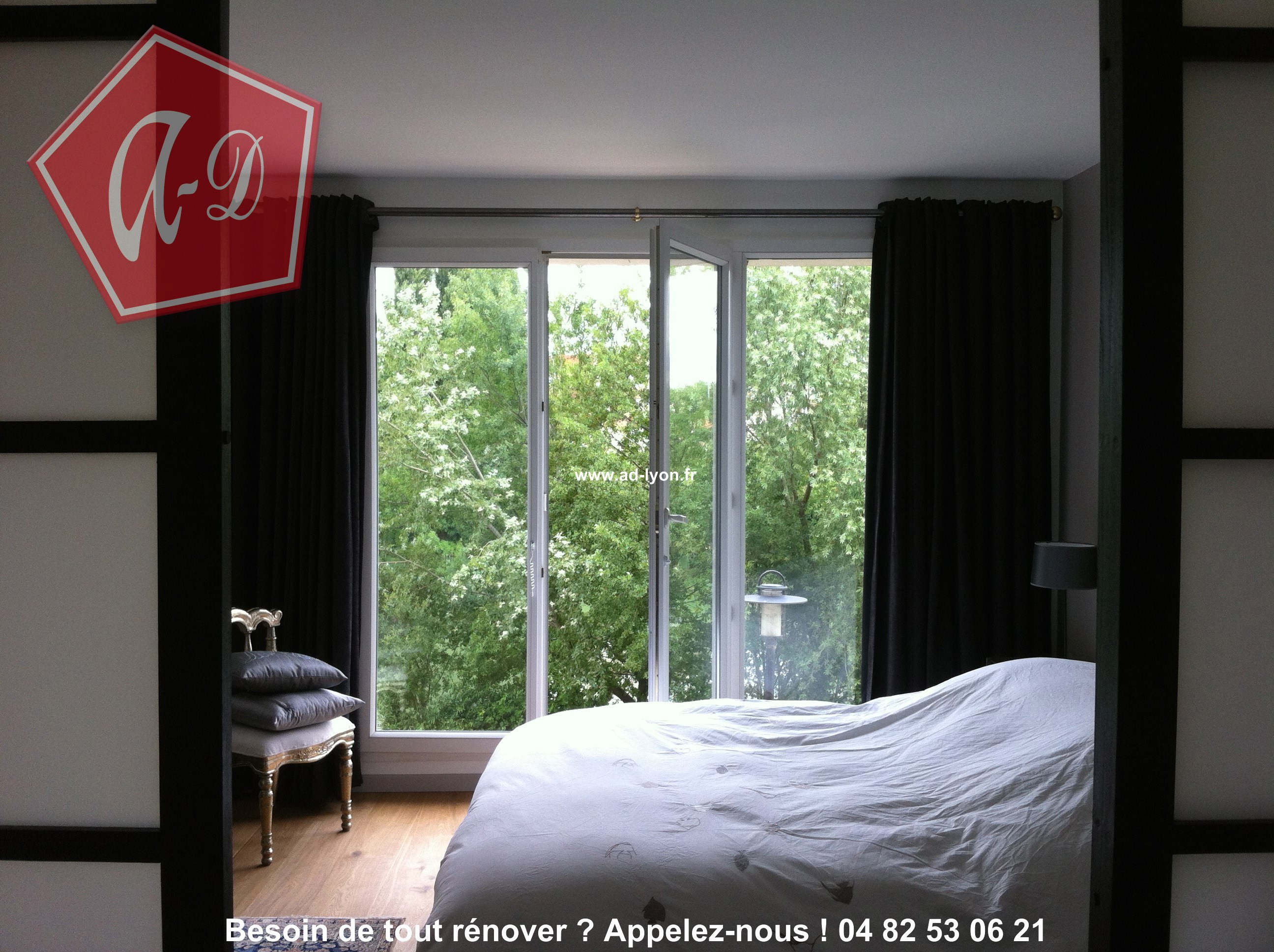 Une cloison de séparation entre une chambre et le passage du couloir