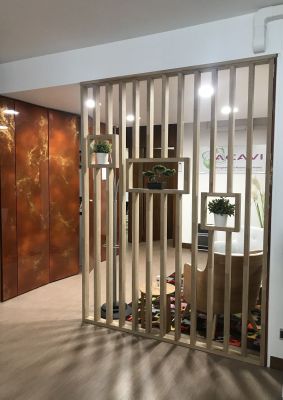 Claustra bois intérieur avec étagère