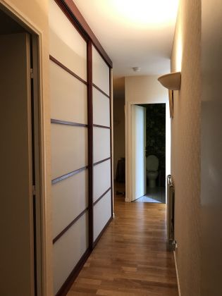 Cloison coulissante dans un hall d'entrée