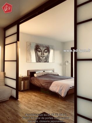 Cloison coulissante pour une chambre en séparation d'un bureau