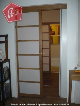 Chambre conçue avec deux portes modernes japonaises