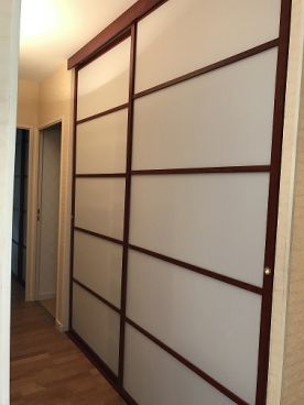Cloison coulissante dans un hall d'entrée