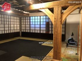 Un dojo délimité par des panneaux japonais en bois