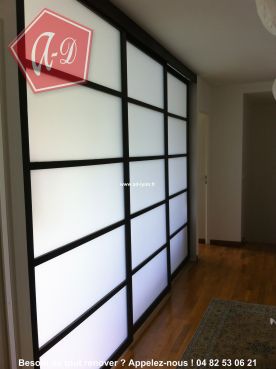 Une séparation de pièce entre chambre et couloir