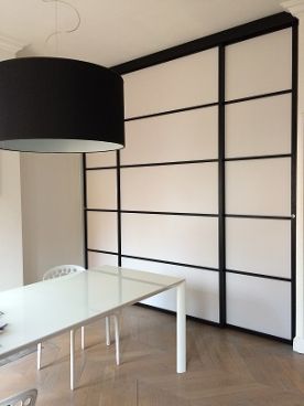 Cloison coulissante pour séparer une alcove