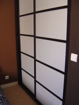 Une cloison mobile qui facilite le passage entre chambre et salle de bain
