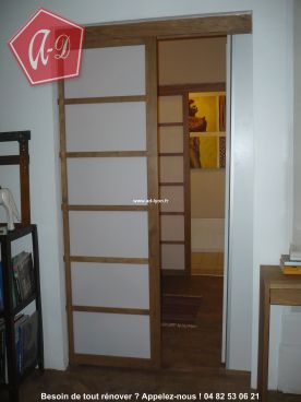 Chambre conçue avec deux portes modernes japonaises