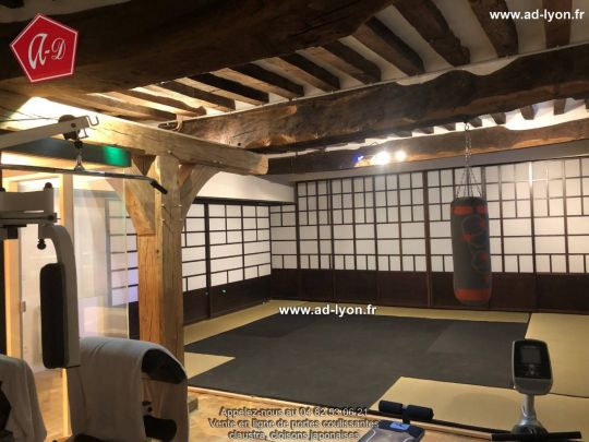 Un dojo délimité par des panneaux japonais en bois