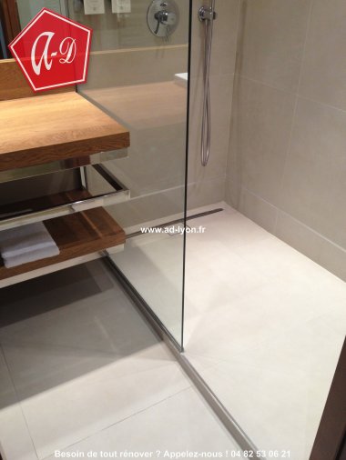Douche à l'italienne : c'est aussi une salle de bain de plain-pied plus accessible